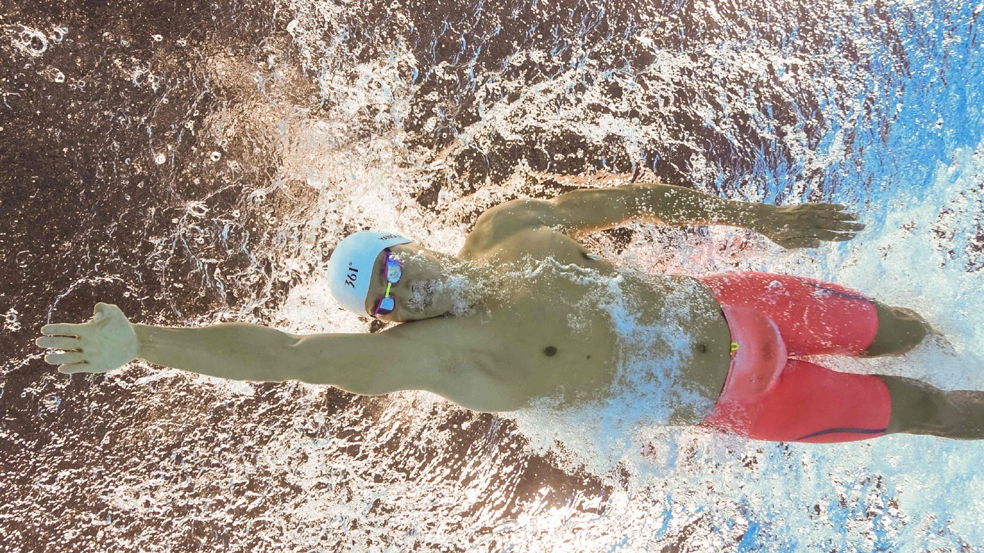 波兰鏖战多特蒙德，马丁内利惊艳四座，一场跨越国界的绿茵交响